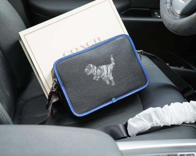 蔻驰 官网同步 高版本 斜挎单肩背包 永恒不过时的标志性产品 纯原单小牛皮 顶级五金制作 非市面普通版本 今年coach最爱的款式 实用性非常高 完全不用担心穿 蔻驰 官网同步 高版本 斜挎单肩背包 永恒不过时的标志性产品 纯原单小牛皮 顶级五金制作 非市面普通版本 今年coach最爱的款式 实用性非常高 完全不用担心穿