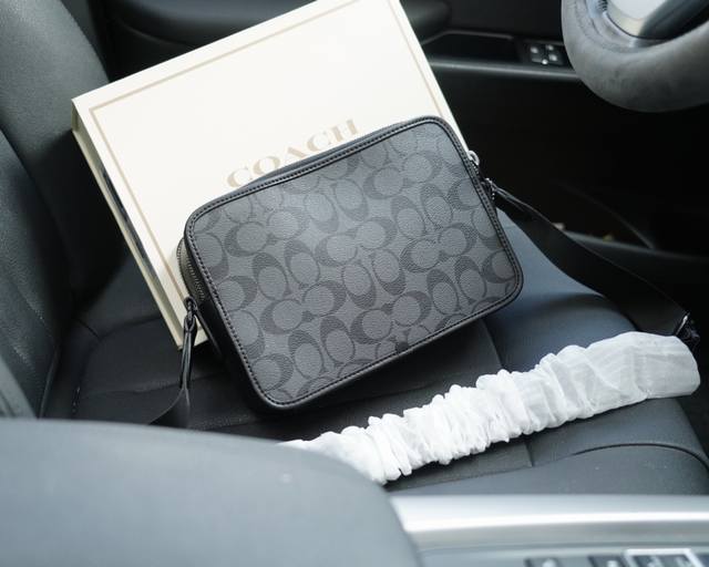 蔻驰 官网同步 高版本 斜挎单肩背包 永恒不过时的标志性产品 纯原单小牛皮 顶级五金制作 非市面普通版本 今年coach最爱的款式 实用性非常高 完全不用担心穿