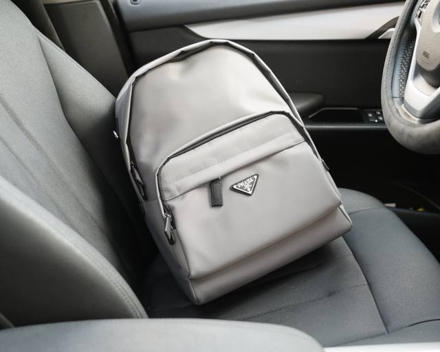 普拉达 官网同步 高版本 原厂双肩背包 不要错过 全原单布料制作 品质极好 超大容量 非市面普通货 来自贸易公司的狠货.. 强调一下 原厂 一直是抢爆的款式 专 普拉达 官网同步 高版本 原厂双肩背包 不要错过 全原单布料制作 品质极好 超大容量 非市面普通货 来自贸易公司的狠货.. 强调一下 原厂 一直是抢爆的款式 专