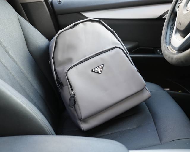 普拉达 官网同步 高版本 原厂双肩背包 不要错过 全原单布料制作 品质极好 超大容量 非市面普通货 来自贸易公司的狠货.. 强调一下 原厂 一直是抢爆的款式 专