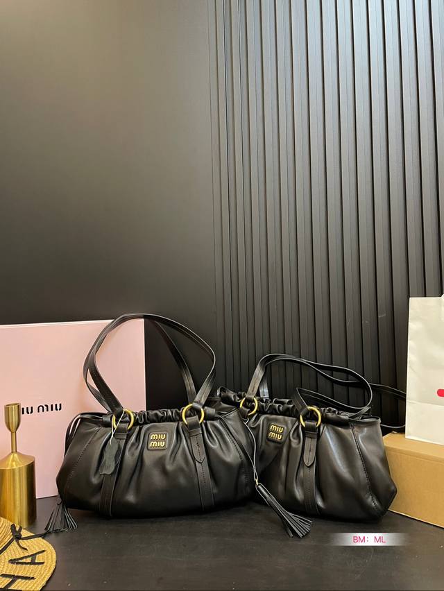 小号 大号 Size:35*20Cm 小 42*21Cm 大 Miumiu新款小饺子好不好看啊 当然很好看啦 复古辣妹必备的小饺子自重很轻 腋下手拎都绝美 小号 大号 Size:35*20Cm 小 42*21Cm 大 Miumiu新款小饺子好不好看啊 当然很好看啦 复古辣妹必备的小饺子自重很轻 腋下手拎都绝美