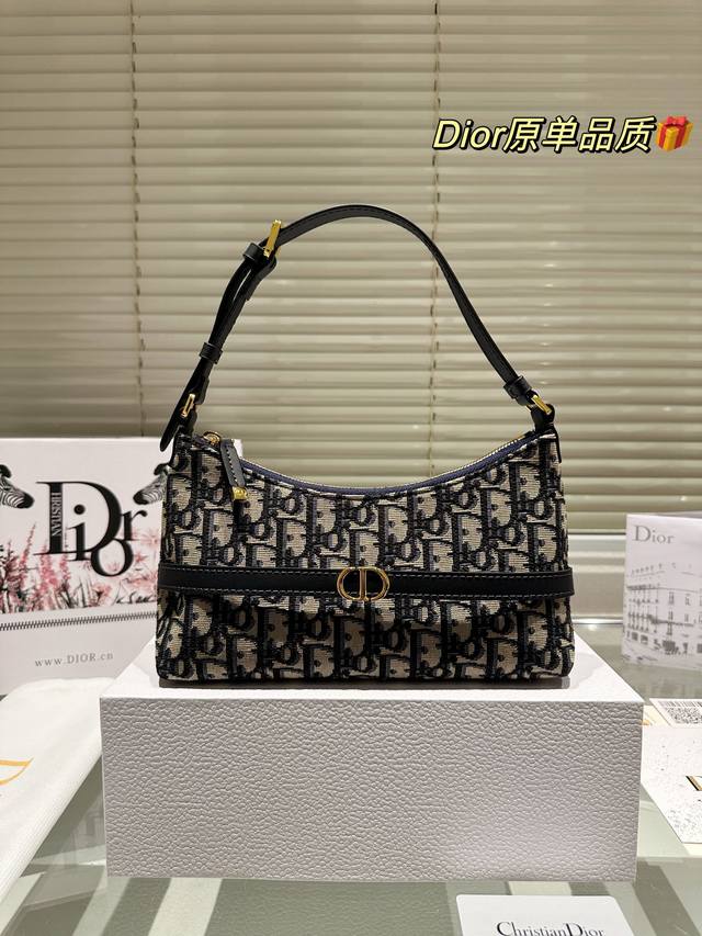 Dior最新腋下水饺包 兴这款迷你单肩水饺包是二零二五早春系列新品,以时尚精致的单品丰富了 Miss Caro 系列。 兴采用黑,粉,色羊皮革以及经典 Obli Dior最新腋下水饺包 兴这款迷你单肩水饺包是二零二五早春系列新品,以时尚精致的单品丰富了 Miss Caro 系列。 兴采用黑,粉,色羊皮革以及经典 Obli