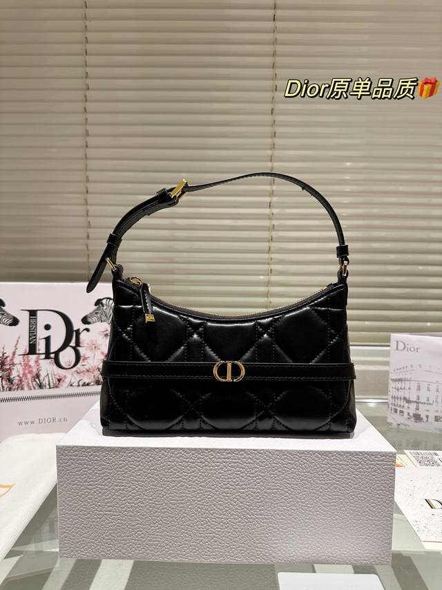 Dior最新腋下水饺包 兴这款迷你单肩水饺包是二零二五早春系列新品，以时尚精致的单品丰富了 Miss Caro 系列。 兴采用黑，粉，色羊皮革以及经典 Obli