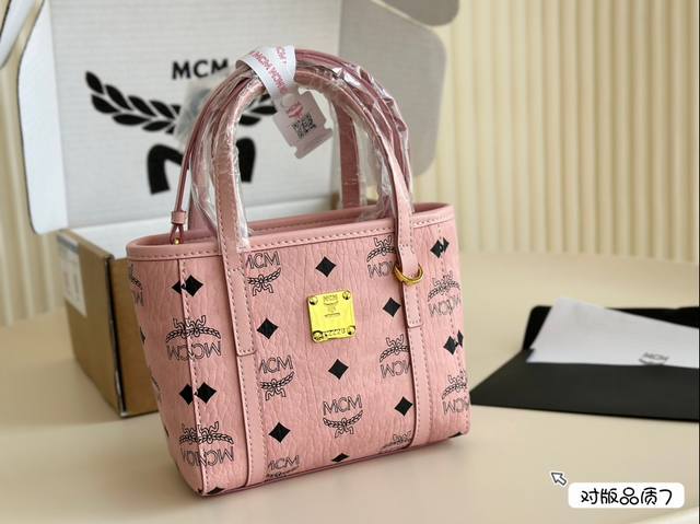 飞机盒 Mcm菜篮子 分享 强烈推荐 超级好背 能装很多东西 我和宝宝的东西都可以装下 主要是很好搭配 手提 斜挎都好看！最近每天都在背 爱了！17*14