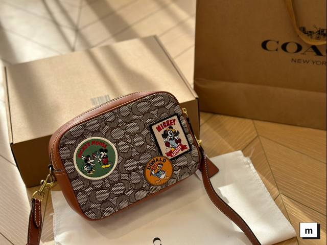 配盒 Size：19*13Cm Coach 家 相机包， 容量满意！巨实用！ 鲜艳的色彩撞色不知道是不是你的菜哦！