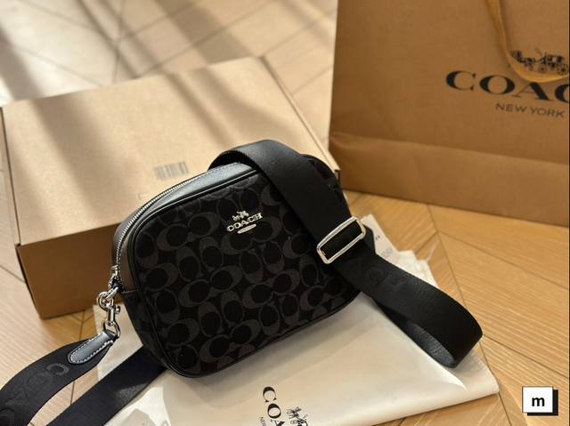 配盒 Size：19*13Cm Coach 家 相机包， 容量满意！巨实用！ 鲜艳的色彩撞色不知道是不是你的菜哦！