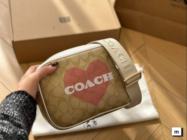 配盒 Size：19*13Cm Coach 家 相机包， 容量满意！巨实用！ 鲜艳的色彩撞色不知道是不是你的菜哦！