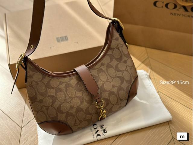 配盒 尺寸29*15 蔻驰 牛角单肩包 Coach Coach你真的别太会了，新款小腋下满满的高级 感，两边的金属扣让整个包都显的更加年轻百搭，最主要的是新款！