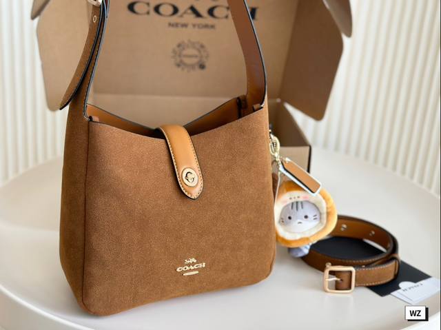 飞机盒 挂件+20 蔻驰coach废土风 Hadley新款上市 蔻驰coach废土风 Hadley 斜挎包，酷飒登场！ 这款包的设计简直太独特了素完美融合，展现