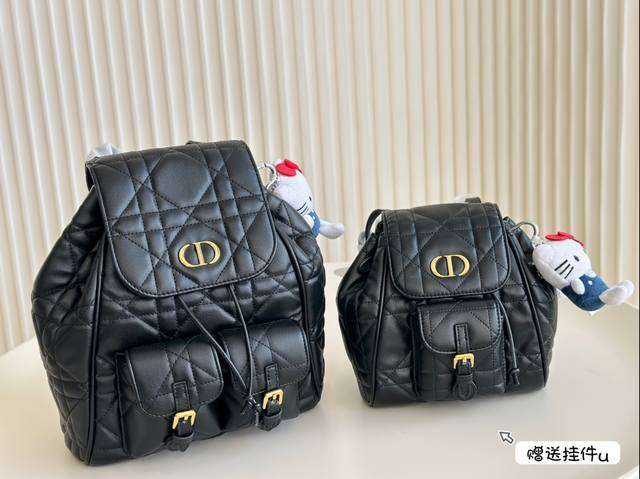 折叠盒 尺寸22.26 尺寸17.19 迪奥 Caro双肩包 Dior 首先就是它的包型,真的很可爱,蛮有复古校园感~小号:背上身可爱又俏皮,很有白富美的即视感 折叠盒 尺寸22.26 尺寸17.19 迪奥 Caro双肩包 Dior 首先就是它的包型,真的很可爱,蛮有复古校园感~小号:背上身可爱又俏皮,很有白富美的即视感