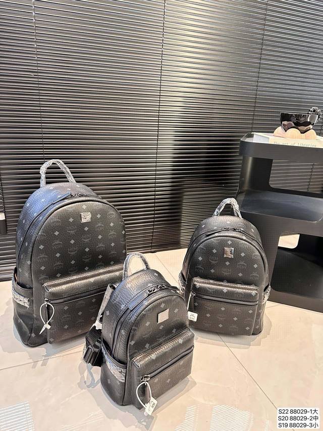 大号 中号 小号 Mcm双肩 使用体验感太棒了完全解放双手 #Mcm经典必入包尺寸大号33 40 中号27 32 小号22 26 货号大88029-3 中880