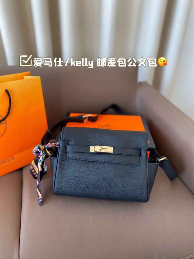 牛皮 配折叠盒 小马丝巾 爱马仕 Kelly 邮差包公文包 上身就是档次和高级感. 可腋下可手提可单肩.多种背法。 大方又贵气.气质拉满! 尺寸24.18Cm 牛皮 配折叠盒 小马丝巾 爱马仕 Kelly 邮差包公文包 上身就是档次和高级感. 可腋下可手提可单肩.多种背法。 大方又贵气.气质拉满! 尺寸24.18Cm