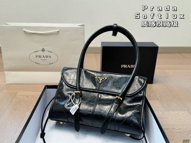 配盒 普拉达pradasoftlux 质感很高级 容量超级大也很耐用 日常出街背它回头率百分百 就是这种随性慵懒感 尺寸 32 20