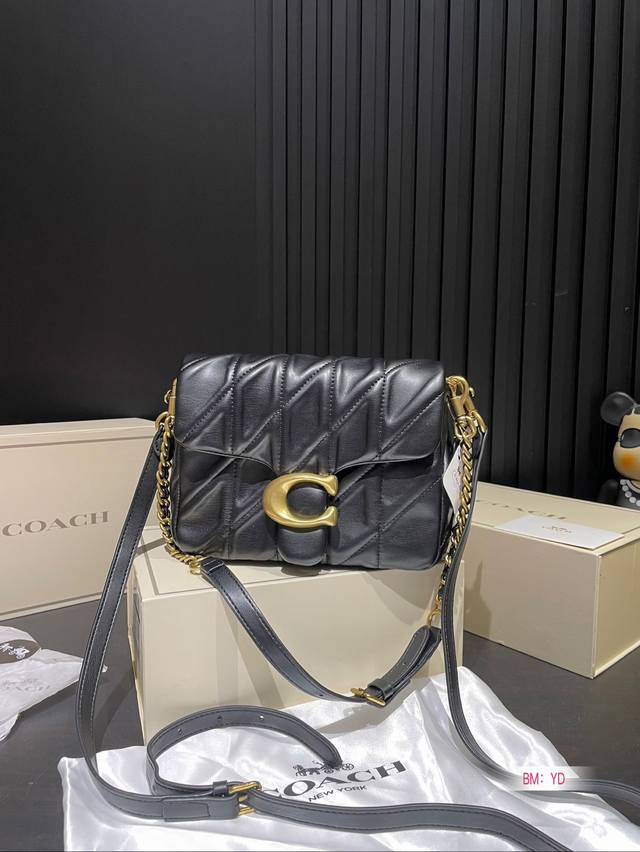 配折叠盒子 蔻驰酒神 Coach 2024秋季秀款图就一眼爱上了这款 Square Tabby 新季手袋致敬纽约这座灵感之城 Square Tabby延续了绗缝