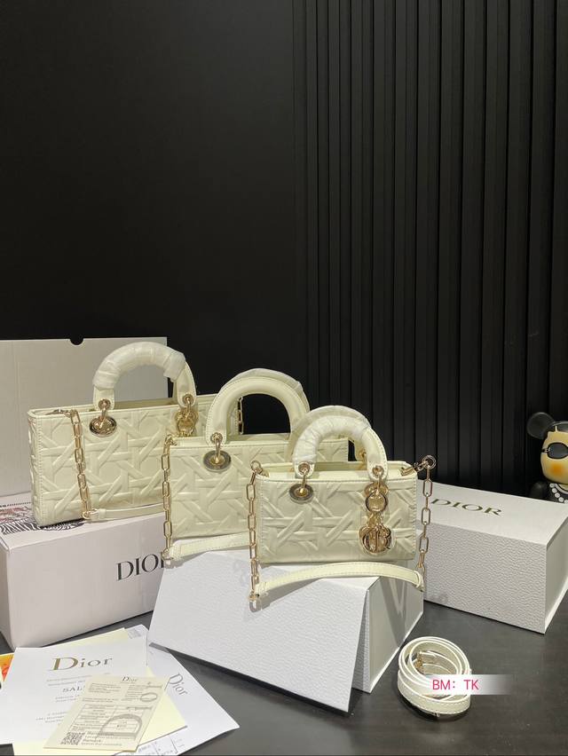 迷你号 小号 大号 配折叠盒 迪奥dior Lady 几何图形羊皮戴妃包 夏日必备单品.实在是太太帅气了 尺寸 大号26*14 小号22*12 迷你号17*10