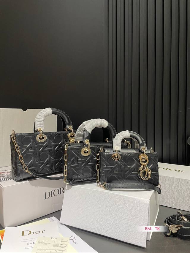 迷你号 小号 大号 配折叠盒 迪奥dior Lady 几何图形羊皮戴妃包 夏日必备单品.实在是太太帅气了 尺寸 大号26*14 小号22*12 迷你号17*10