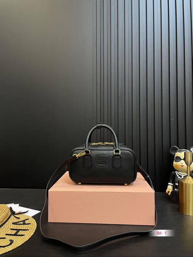 配折叠礼盒 Miumiu保龄球 新尺寸 很难不爱啊啊！ 这个尺寸很难不动心哦！ 可手拎也可斜挎 容量足足的~~ 出场就是miumiu小公主！ 尺寸：23*12