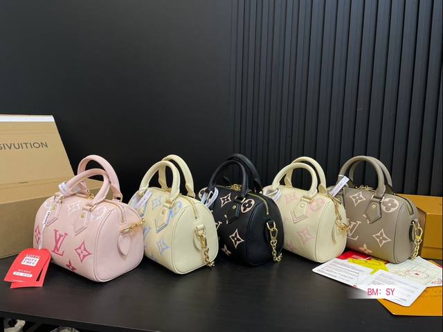 配折叠礼盒 Lv 新配色 Speedy 牛皮 枕头包 Lv 新款系列 枕头包 手袋,全网首发 Lv Speedy Nano 枕头包这款retiro 手袋以标志性 配折叠礼盒 Lv 新配色 Speedy 牛皮 枕头包 Lv 新款系列 枕头包 手袋,全网首发 Lv Speedy Nano 枕头包这款retiro 手袋以标志性