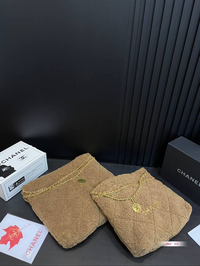 大号 小号 配折叠礼盒 香奈儿羊羔毛垃圾袋 看一眼就喜欢,随意感才是香奈儿垃圾袋的特点哦!尺寸:大号35 37 小号30 32 大号 小号 配折叠礼盒 香奈儿羊羔毛垃圾袋 看一眼就喜欢,随意感才是香奈儿垃圾袋的特点哦!尺寸:大号35 37 小号30 32