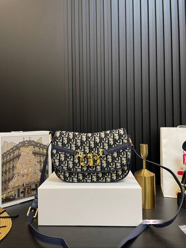 配折叠礼盒 迪奥 Dior 爆款来袭 马鞍包小小一只，简洁复古半月包型老花设计，耐用耐脏，好看不过时轻便时尚，受人喜爱是理所当然赶紧来拥有这款宝藏小包包尺寸：2