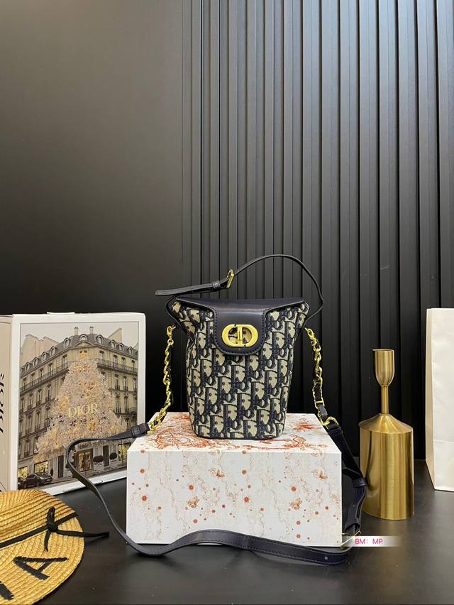 配折叠盒 迪奥水桶包 Dior 链条水桶包 Oblique印花面料精心制作，搭配同色调牛皮革优雅翻盖。以cdlook扣环开合，可收纳日常所需，搭配可拆卸链条，可