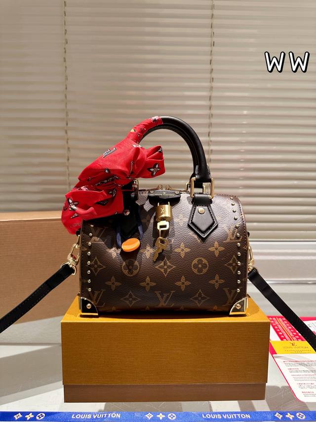 原单礼盒 2025早春走秀款 枕头包 Lv 路易威登 新款经典枕头包单肩斜挎女包 尺寸20Cm 折叠盒包装