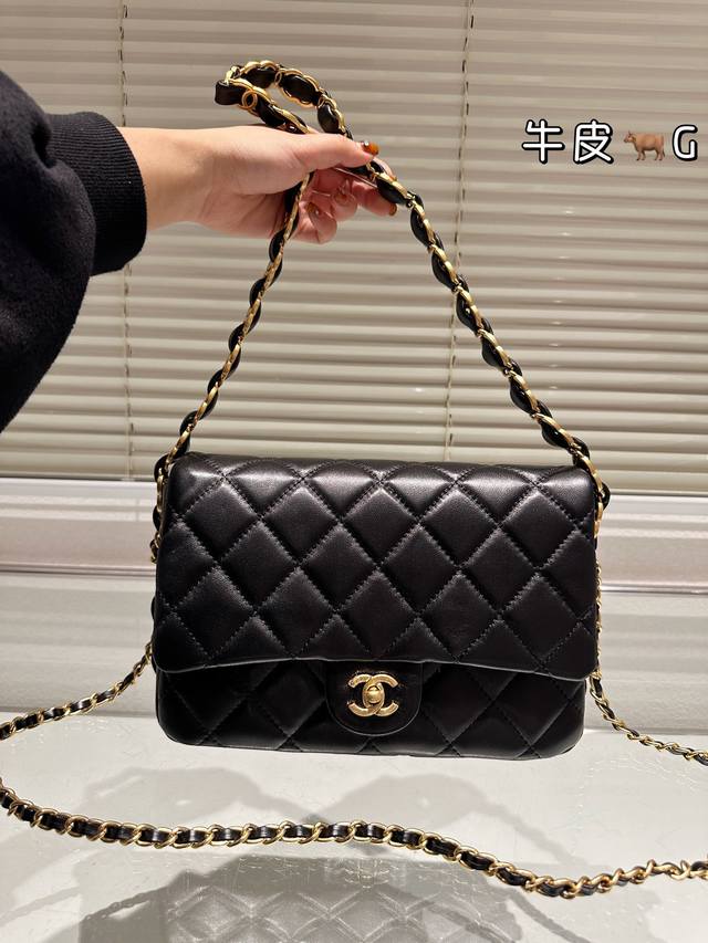 顶级原单 头层牛皮 Chanel 链条包 慵懒随性又好背 上身满满的惊喜 高级慵懒又随性 彻底心动的一只 Size：28 18Cm Chanel 2024 新款