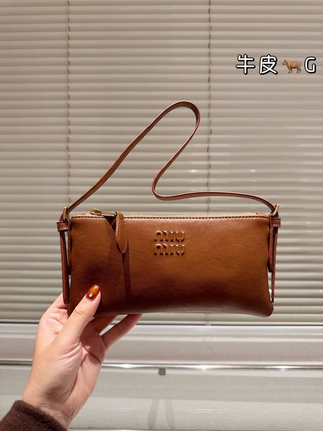 头层牛皮 Miumiu新品信封包 最近真的好喜欢小包包，Miumiu新出的这款太对 我胃口了，手拎肩背都好方便，容量还特别足，爱了爱了 尺寸20 10Cm