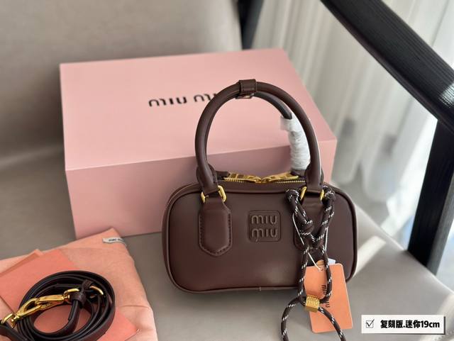 迷你 配盒 Size：19Cm Miumiu保龄球 公文包 包包甜度刚好！ 很难不爱啊啊！ 可手拎也可斜挎 绝对不是小废包哦容量足足的~~ 出场就是miumiu