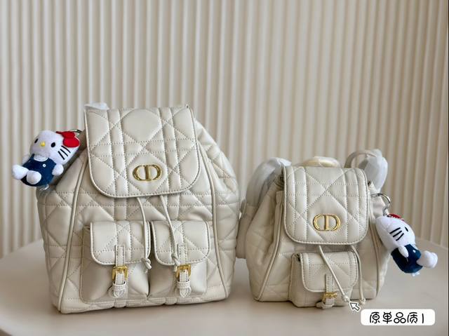 折叠盒 尺寸22.26 尺寸17.19 迪奥 Caro双肩包 Dior 首先就是它的包型，真的很可爱，蛮有复古校园感~小号：背上身可爱又俏皮，很有白富美的即视感