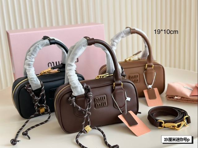 折叠盒 可盐可甜的 Miumiu 女孩 Miumiu 小方包包 好搭 什么风格都能驾驭 材质很柔软 容量也非常ok 复古俏皮的hobo包型 是近期几乎天天拿出门