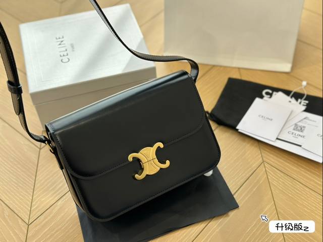 配盒 Celine凯旋门双c扣是自带复古风，更像是秀场上杀出的一匹黑马，人们一边为它优雅造型而着迷，一边又觉得这难道不就是vintage手袋的复刻！Triomp