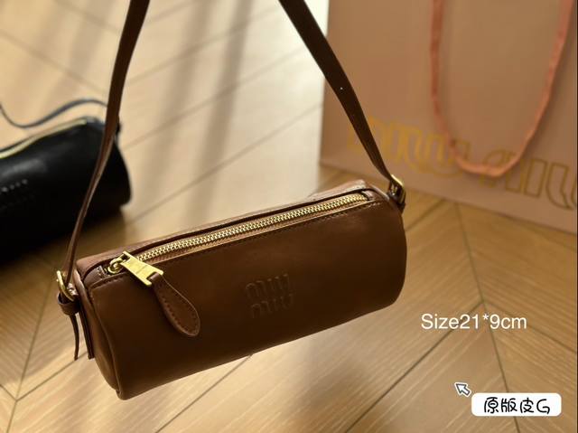 牛皮 Miumiu新品 牛皮质地 时装 休闲 不挑衣服 尺寸21*9Cm
