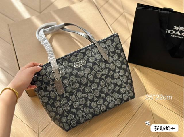 飞机盒 Coach 小号fiona Zip拉链式托特包 蔻驰coach十一月新品日常出行的东西都可以放得下拉链设计更具安全感 25*22