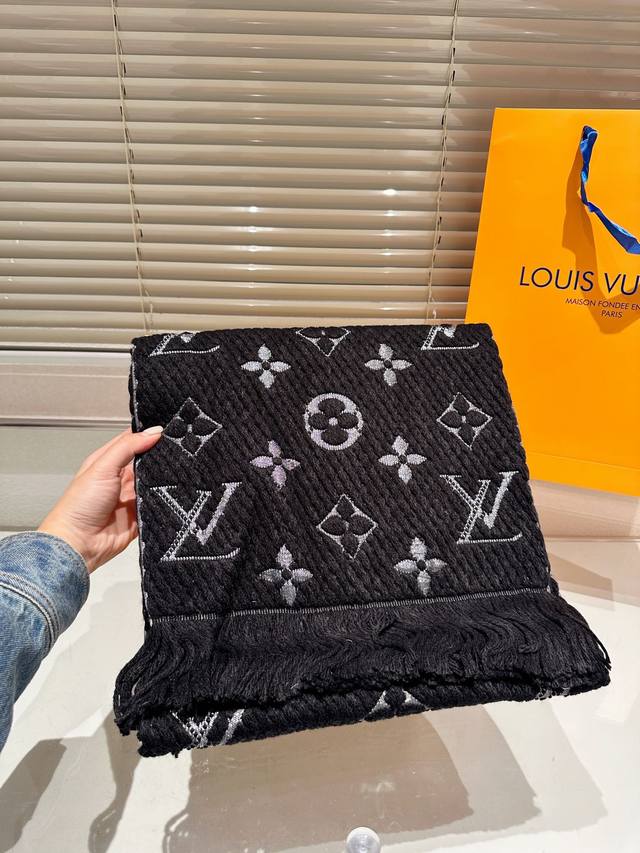 高端羊绒围巾 礼盒 Lv经典围巾真材实料！这款围巾适用于春 秋 冬！当作披肩超好看！提亮肤色！上身效果气场非常强大手感柔软成色有质感，匠心之作。 规格:95%羊