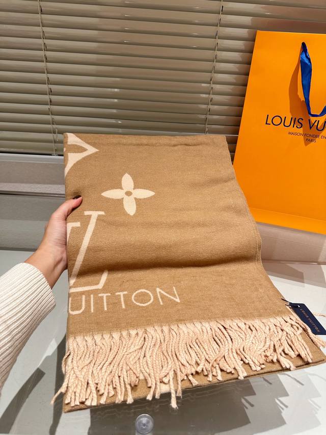 高端羊绒围巾 礼盒 Lv经典围巾真材实料！这款围巾适用于春 秋 冬！当作披肩超好看！提亮肤色！上身效果气场非常强大手感柔软成色有质感，匠心之作。 规格:95%羊