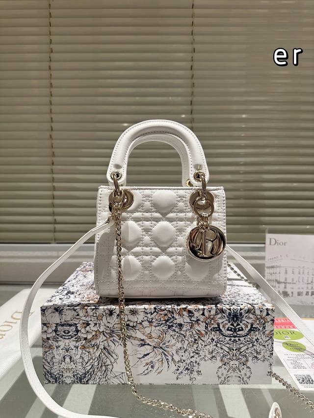 礼盒 Dior 戴妃包 Lady 内里配羊筋,采用羊皮革精心制作 中号款式,搭配可拆卸的链条肩带和可调节 可拆卸的皮革肩带,可手提、肩背或斜挎 是日常造型的理想 礼盒 Dior 戴妃包 Lady 内里配羊筋,采用羊皮革精心制作 中号款式,搭配可拆卸的链条肩带和可调节 可拆卸的皮革肩带,可手提、肩背或斜挎 是日常造型的理想