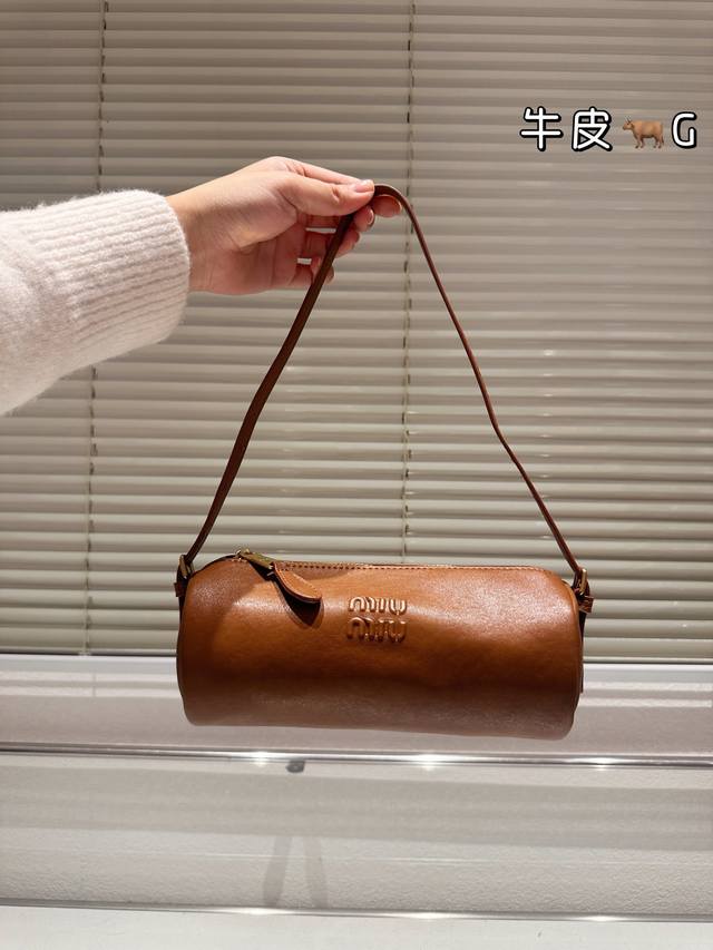 顶级原单头层牛皮 Miumiu限定款笔筒包 简单又好看 Miumiu而且超级实用， #Miumiu新款包包 尺寸20 10Cm