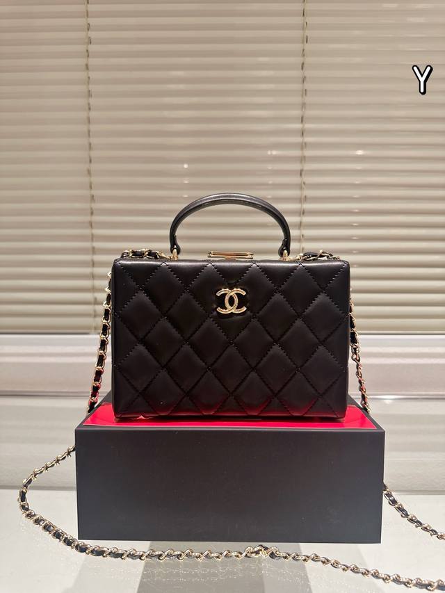 小羊皮 背上它大家都要夸 香奈儿chanel 24K秋冬新品化妆包dy化妆包是小香推崇的热门款式，典雅贵气可以作为各种典藏系列复古化妆盒子包，包身 双clogo