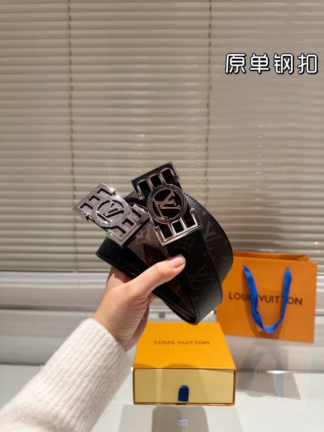 钢扣 高版本！腰带lv牛皮皮带～热门款 男女通用皮带里面最火的版本啦～质量很好 全套包装！五金绝对不褪色 皮带头和专柜一样的哦～ 配礼盒手提袋发票