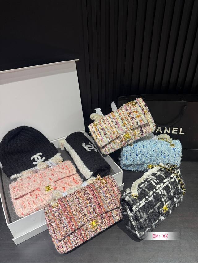 三件套 配折叠盒子 香奈儿chanel Cf毛呢盒子包 配围巾 帽子 完全是给你惊喜的程度 背上身就是亮眼的小仙女一枚 优雅时尚就是它的代名词了吧 靓丽氛围感十 三件套 配折叠盒子 香奈儿chanel Cf毛呢盒子包 配围巾 帽子 完全是给你惊喜的程度 背上身就是亮眼的小仙女一枚 优雅时尚就是它的代名词了吧 靓丽氛围感十