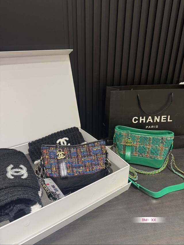 三件套 配折叠盒子 香奈儿chanel 流浪毛呢盒子包 配围巾 帽子 完全是给你惊喜的程度 背上身就是亮眼的小仙女一枚 优雅时尚就是它的代名词了吧 靓丽氛围感十 三件套 配折叠盒子 香奈儿chanel 流浪毛呢盒子包 配围巾 帽子 完全是给你惊喜的程度 背上身就是亮眼的小仙女一枚 优雅时尚就是它的代名词了吧 靓丽氛围感十