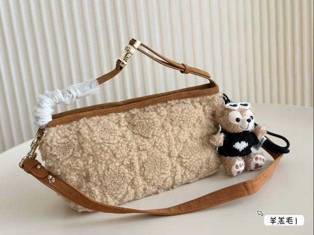 挂件20 Diorfall22新款便当包noma D颜值内卷用牛皮打造出柔软的质感像摸一团棉花糖的感觉 被人们称为“便当包”“饭盒包” 这种奇异的包型[机智]搞