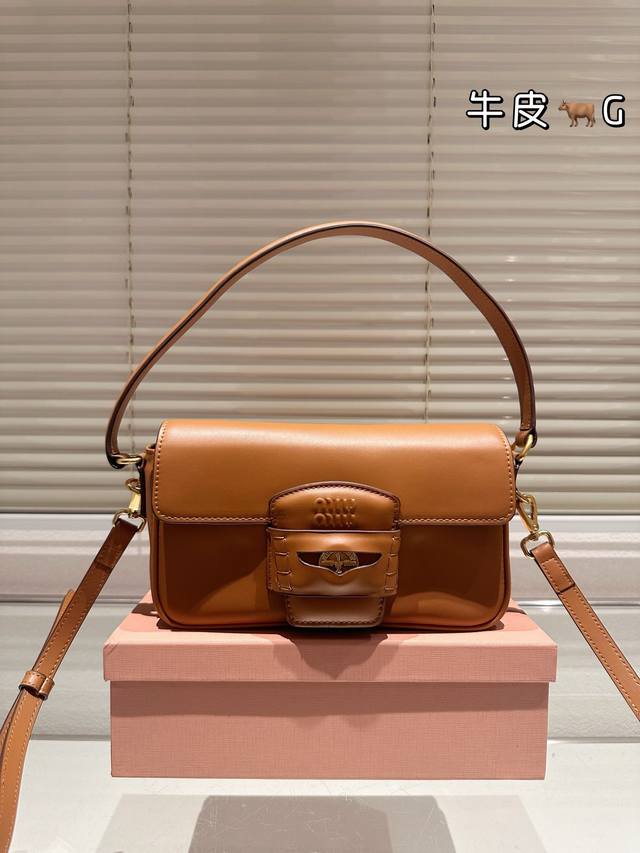 顶级原单 头层皮 Miumiu限定款mini 简单又好看 Miumiu而且超级实用， #Miumiu新款包包 尺寸23 14Cm