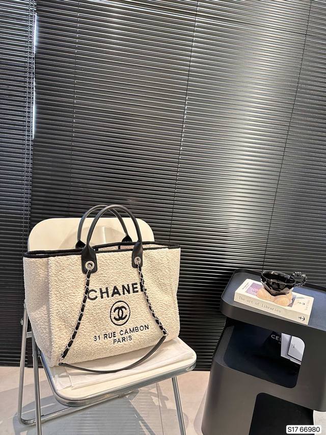 香奈儿 24K秋冬新款羊羔毛沙滩包 复古时尚美拉德 色香奈儿秋冬新款24K羔毛沙滩包 经典旅游购物袋．牛皮毛呢系列大号妈咪包，超级大容量，经典时尚百搭，与以往更