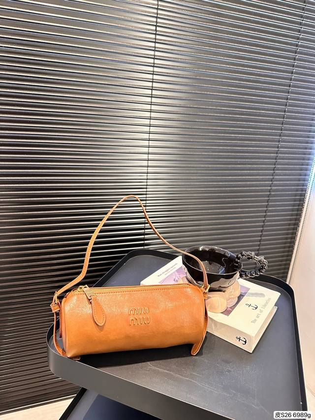 皮 Miumiu缪缪腋下包 小小一只,太可爱了啦 柔软细腻有光泽,透出高级的质感整个包超治愈的日常还能装不少 肩带长度可以调,冬天大衣能轻松驾驭小包闭眼冲就是了 皮 Miumiu缪缪腋下包 小小一只,太可爱了啦 柔软细腻有光泽,透出高级的质感整个包超治愈的日常还能装不少 肩带长度可以调,冬天大衣能轻松驾驭小包闭眼冲就是了