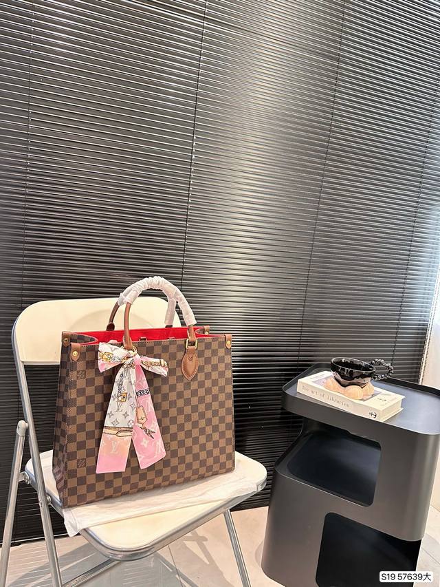 大号 Lv新品分享给大家 期待己久的lv托特 时尚感十足,实用性也毫不逊色 无论是逛街、学会还是工作,都能成为你的最佳搭档 尺寸,35 30 货号大57639 大号 Lv新品分享给大家 期待己久的lv托特 时尚感十足,实用性也毫不逊色 无论是逛街、学会还是工作,都能成为你的最佳搭档 尺寸,35 30 货号大57639