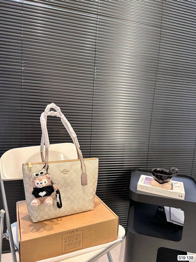 配飞机盒子 Coach新款 蔻驰饺子包，原单五金搭配精致面料 做工完美百搭神器 尺寸 25 21货号138