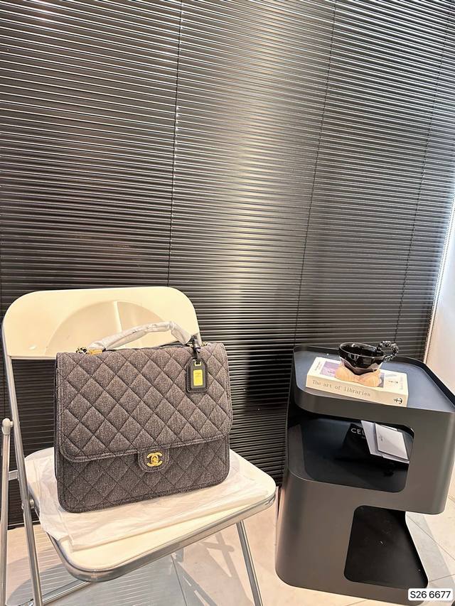 香奈儿双肩包 小香风牛仔双肩包 可爱俏皮 容量不容小觑 优雅与时尚并存 尺寸32 28 货号6677