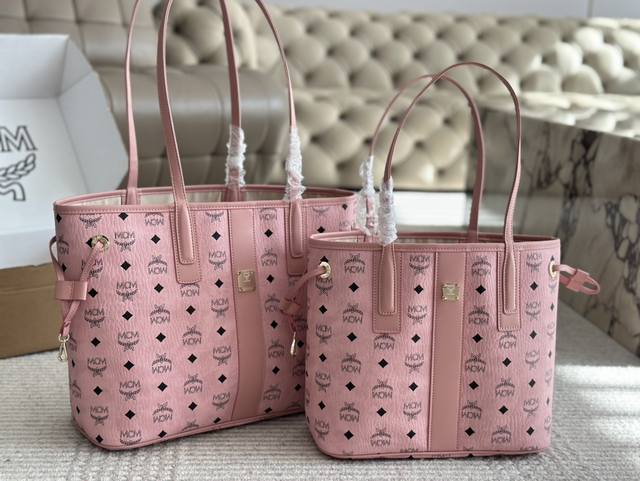 桃粉色 170 高版本 全钢茶色五金 专柜一致 Mcm新品双面购物袋拥有随和的款式，定制版五金配件，经典购物袋 买1得2 可以手提肩背斜挎 特别实用 大家都在追